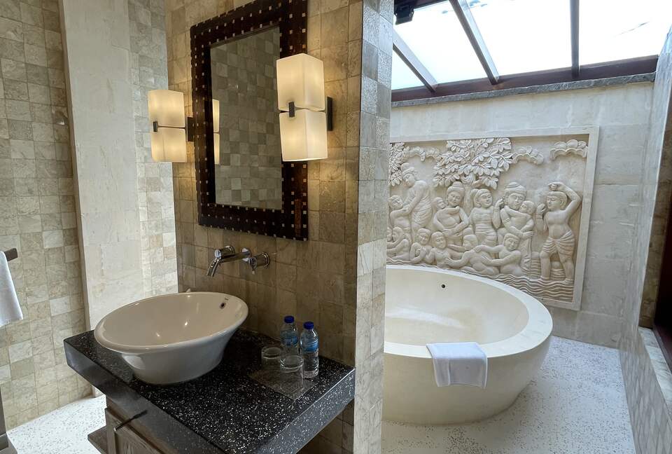 Elegant Jimbaran Retreat with Resort Amenities & Lush Privacy - Jimbaran Bay, Indonesia