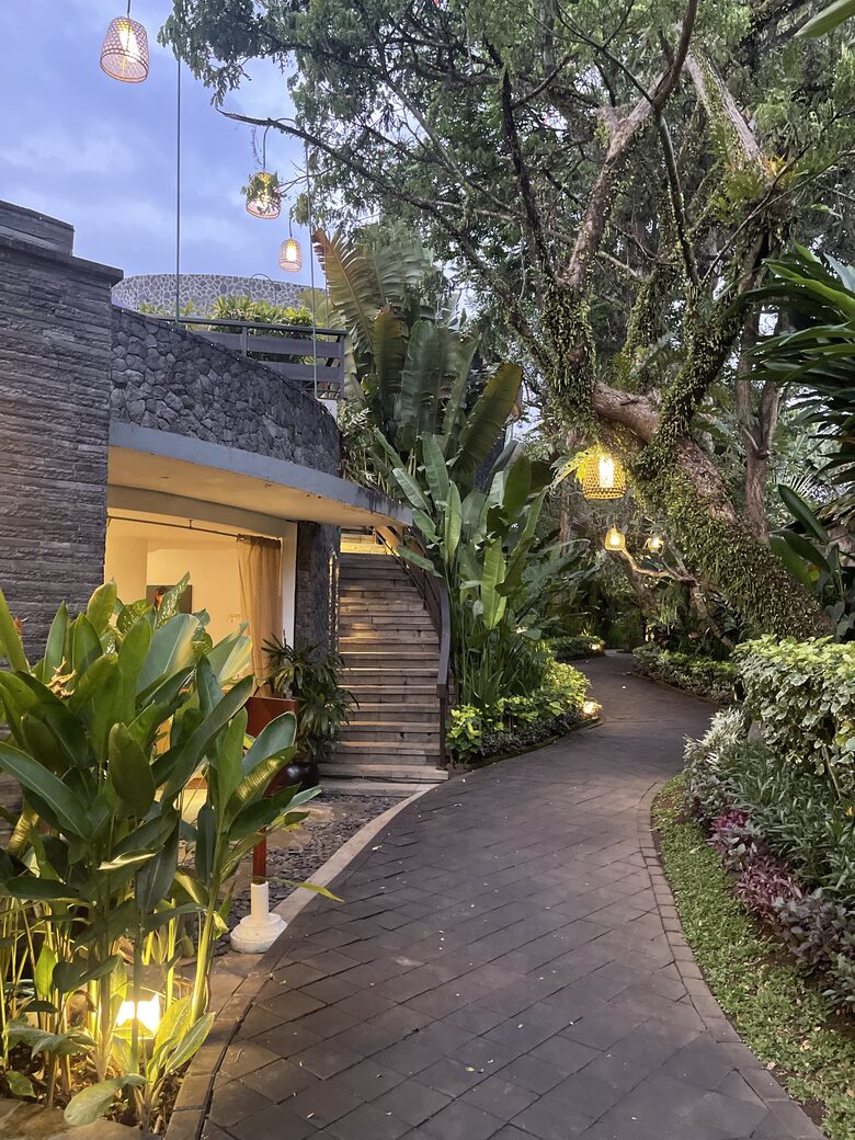 Elegant Jimbaran Retreat with Resort Amenities & Lush Privacy - Jimbaran Bay, Indonesia