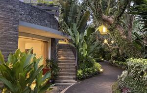 Elegant Jimbaran Retreat with Resort Amenities & Lush Privacy - Jimbaran Bay, Indonesia