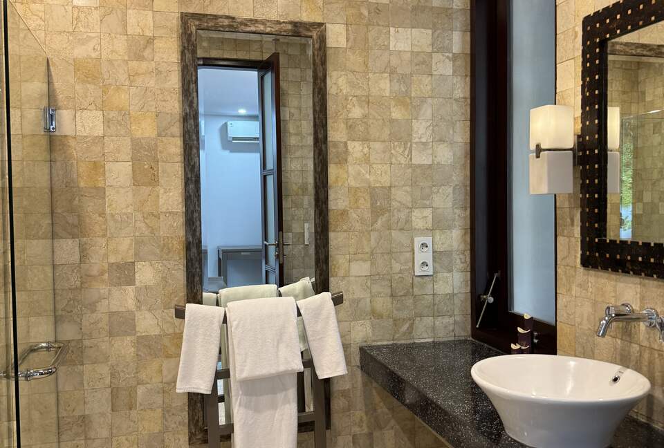 Elegant Jimbaran Retreat with Resort Amenities & Lush Privacy - Jimbaran Bay, Indonesia