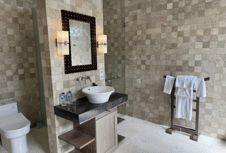 Elegant Jimbaran Retreat with Resort Amenities & Lush Privacy - Jimbaran Bay, Indonesia