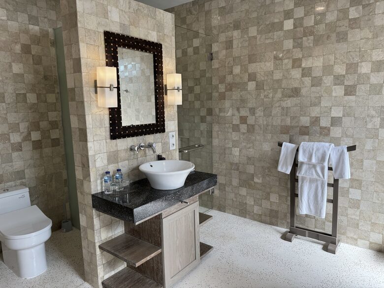 Elegant Jimbaran Retreat with Resort Amenities & Lush Privacy - Jimbaran Bay, Indonesia