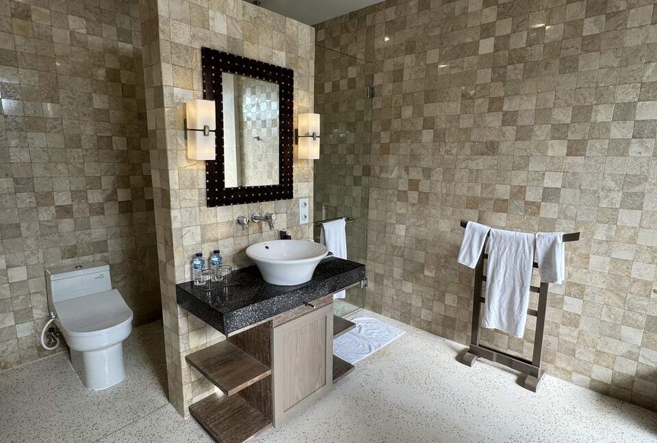 Elegant Jimbaran Retreat with Resort Amenities & Lush Privacy - Jimbaran Bay, Indonesia