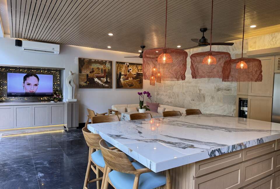 Elegant Jimbaran Retreat with Resort Amenities & Lush Privacy - Jimbaran Bay, Indonesia