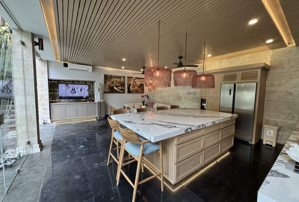 Elegant Jimbaran Retreat with Resort Amenities & Lush Privacy - Jimbaran Bay, Indonesia