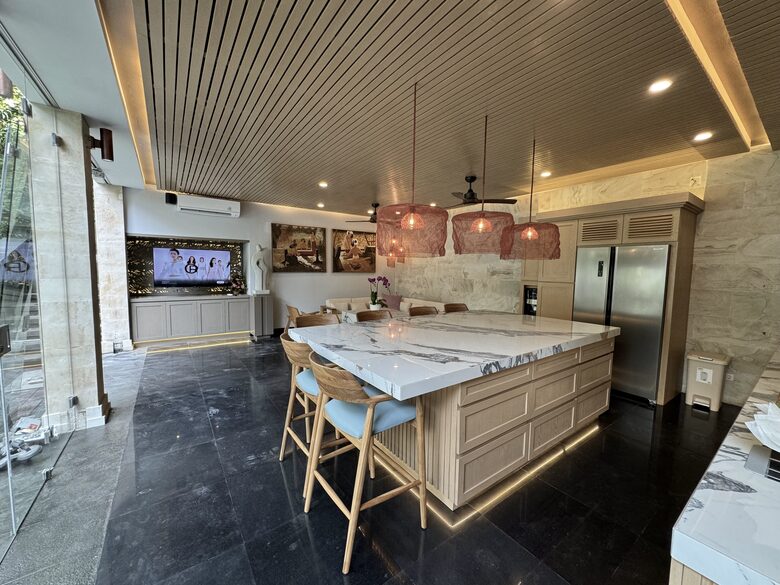 Elegant Jimbaran Retreat with Resort Amenities & Lush Privacy - Jimbaran Bay, Indonesia