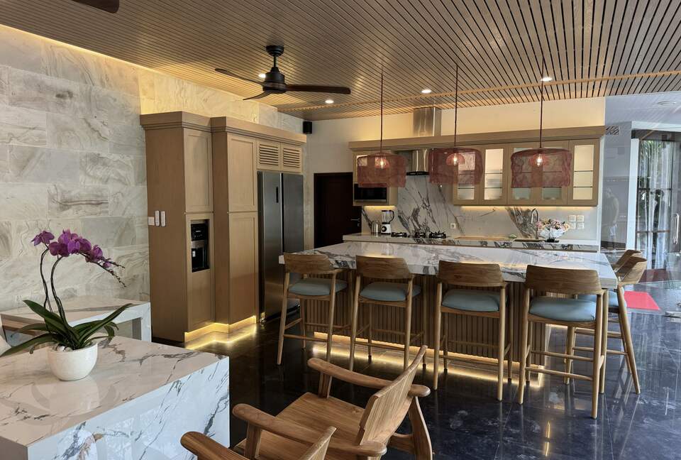 Elegant Jimbaran Retreat with Resort Amenities & Lush Privacy - Jimbaran Bay, Indonesia