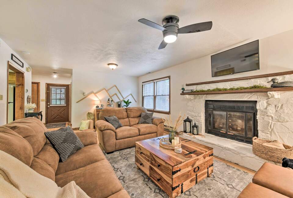 Cozy Maggie Valley Townhome With Hot Tub - Maggie Valley, North Carolina