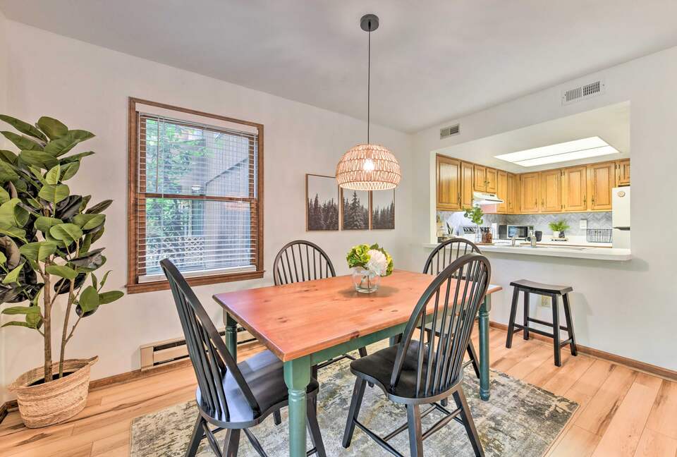 Cozy Maggie Valley Townhome With Hot Tub - Maggie Valley, North Carolina