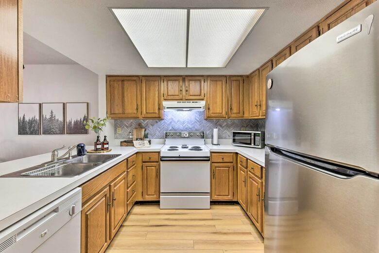 Cozy Maggie Valley Townhome With Hot Tub - Maggie Valley, North Carolina