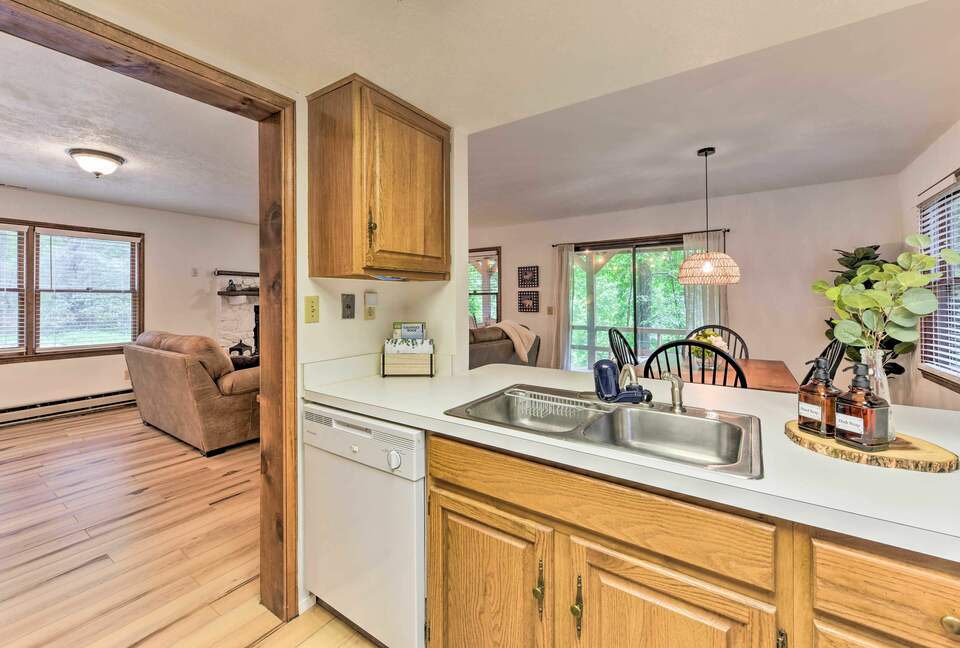 Cozy Maggie Valley Townhome With Hot Tub - Maggie Valley, North Carolina