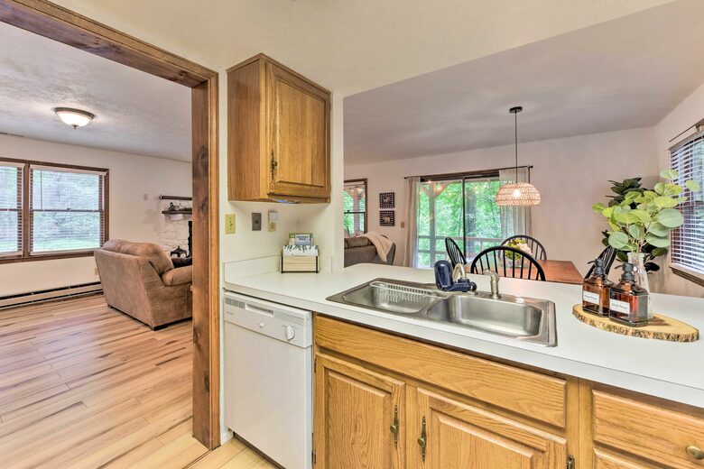 Cozy Maggie Valley Townhome With Hot Tub - Maggie Valley, North Carolina