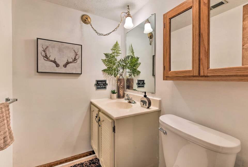 Cozy Maggie Valley Townhome With Hot Tub - Maggie Valley, North Carolina