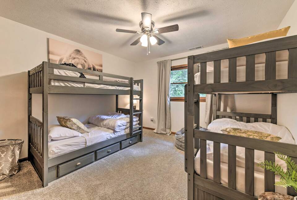 Cozy Maggie Valley Townhome With Hot Tub - Maggie Valley, North Carolina