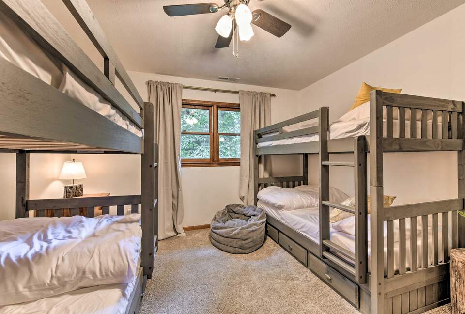 Cozy Maggie Valley Townhome With Hot Tub - Maggie Valley, North Carolina