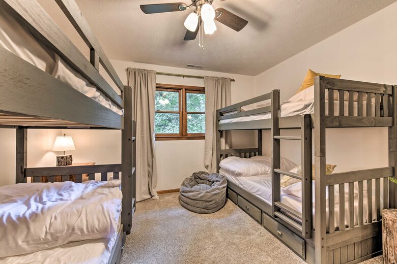 Cozy Maggie Valley Townhome With Hot Tub - Maggie Valley, North Carolina