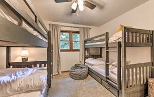 Cozy Maggie Valley Townhome With Hot Tub - Maggie Valley, North Carolina