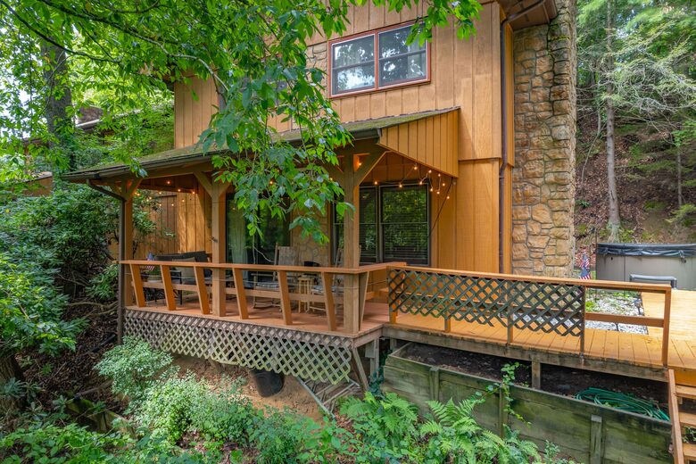 Cozy Maggie Valley Townhome With Hot Tub - Maggie Valley, North Carolina