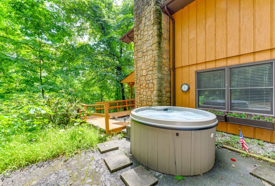 Cozy Maggie Valley Townhome With Hot Tub - Maggie Valley, North Carolina
