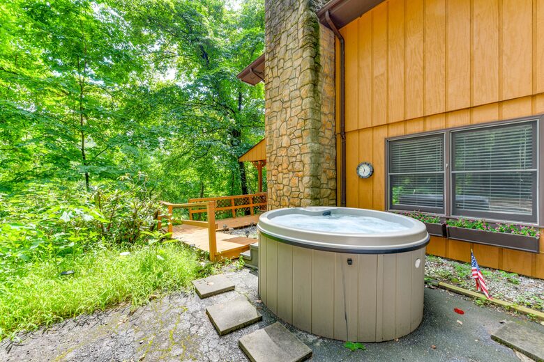 Cozy Maggie Valley Townhome With Hot Tub - Maggie Valley, North Carolina