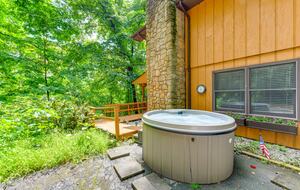 Cozy Maggie Valley Townhome With Hot Tub - Maggie Valley, North Carolina