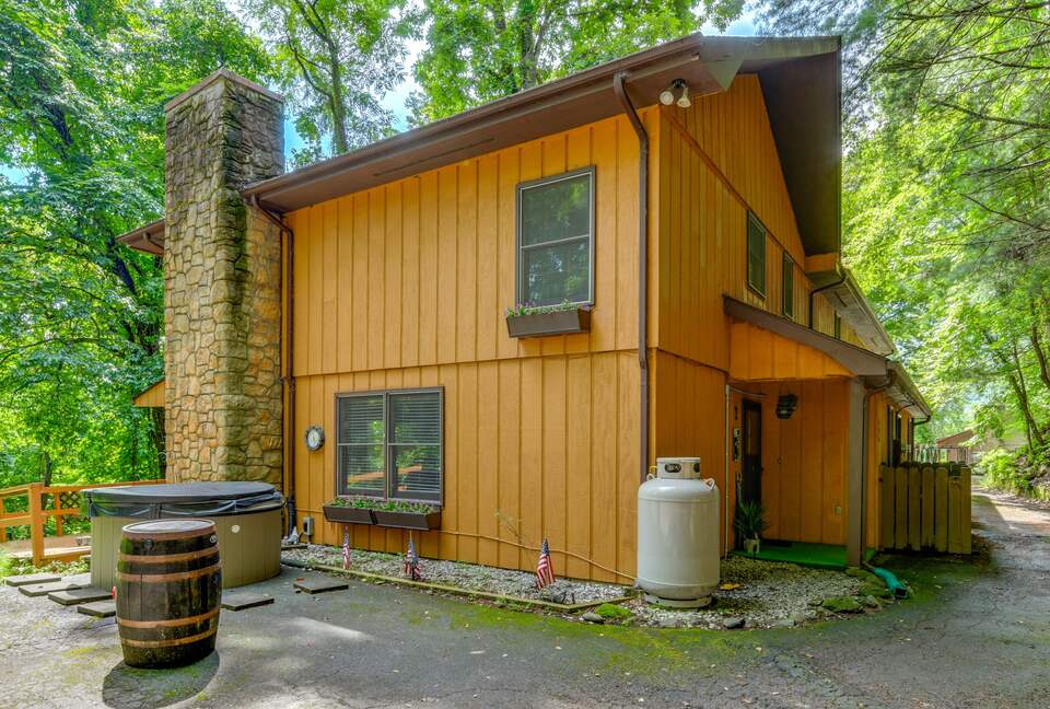 Cozy Maggie Valley Townhome With Hot Tub - Maggie Valley, North Carolina