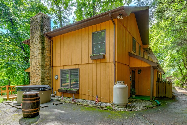 Cozy Maggie Valley Townhome With Hot Tub - Maggie Valley, North Carolina