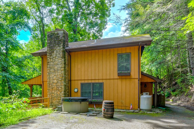 Cozy Maggie Valley Townhome With Hot Tub - Maggie Valley, North Carolina