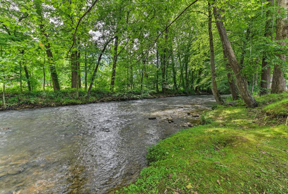 Cozy Maggie Valley Townhome With Hot Tub - Maggie Valley, North Carolina