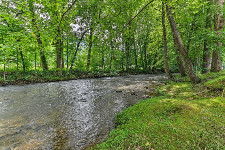 Cozy Maggie Valley Townhome With Hot Tub - Maggie Valley, North Carolina
