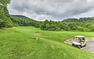 Cozy Maggie Valley Townhome With Hot Tub - Maggie Valley, North Carolina