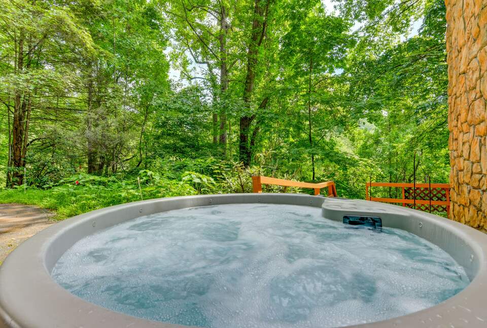 Cozy Maggie Valley Townhome With Hot Tub - Maggie Valley, North Carolina