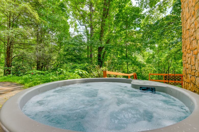Cozy Maggie Valley Townhome With Hot Tub - Maggie Valley, North Carolina