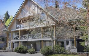 Alpine Comfort at Valhalla | Spacious Home with Easy Mountain Access - Whistler, Canada