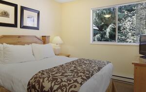 Alpine Comfort at Valhalla | Spacious Home with Easy Mountain Access - Whistler, Canada