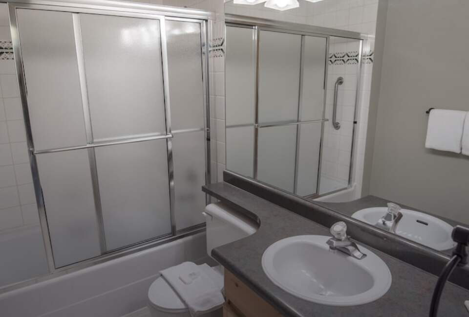 Alpine Comfort at Valhalla | Spacious Home with Easy Mountain Access - Whistler, Canada