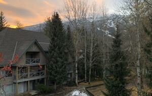 Alpine Comfort at Valhalla | Spacious Home with Easy Mountain Access - Whistler, Canada