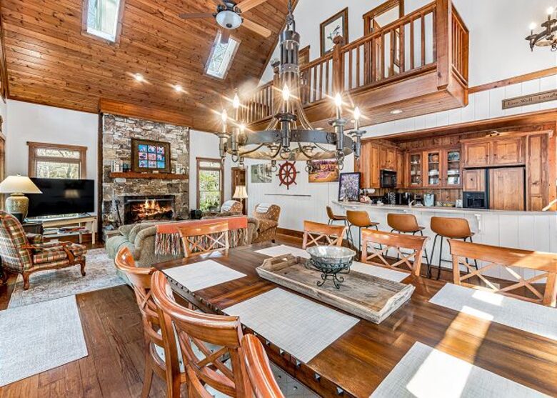 Cozy Lake Toxaway Escape - Lake Toxaway, North Carolina