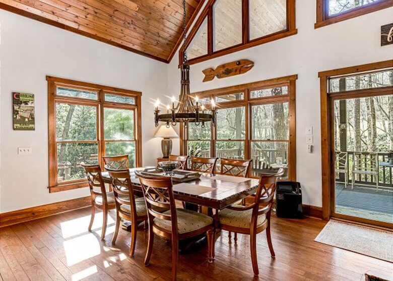 Cozy Lake Toxaway Escape - Lake Toxaway, North Carolina