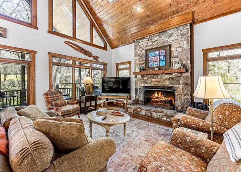 Cozy Lake Toxaway Escape - Lake Toxaway, North Carolina