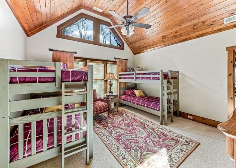 Cozy Lake Toxaway Escape - Lake Toxaway, North Carolina