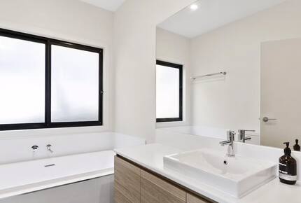 Contemporary Coastal Living in the Heart of Lorne - Lorne, Australia