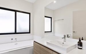 Contemporary Coastal Living in the Heart of Lorne - Lorne, Australia