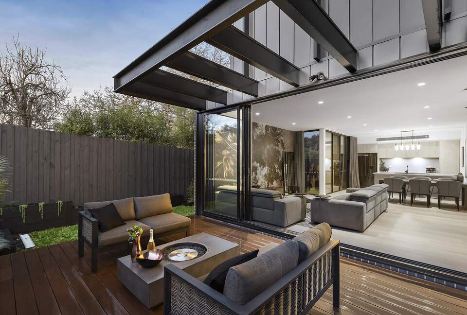Upscale Four-Bedroom Designer Home in Prestigious Ivanhoe Village - Melbourne, Australia