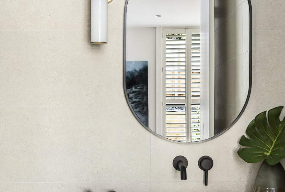 Upscale Four-Bedroom Designer Home in Prestigious Ivanhoe Village - Melbourne, Australia