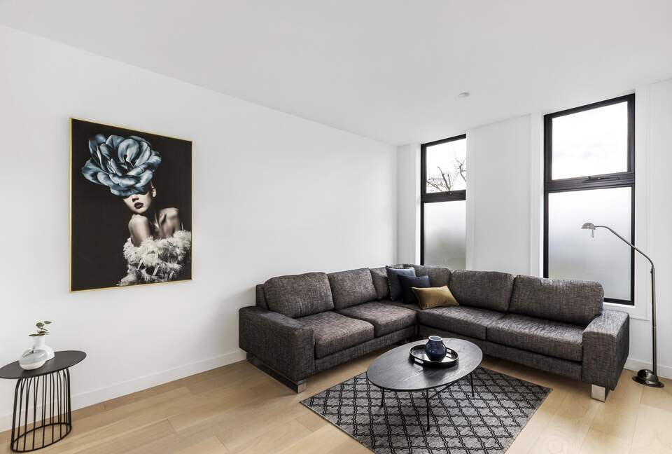 Upscale Four-Bedroom Designer Home in Prestigious Ivanhoe Village - Melbourne, Australia