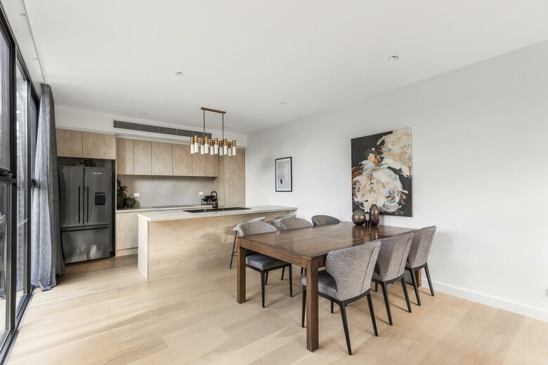 Upscale Four-Bedroom Designer Home in Prestigious Ivanhoe Village - Melbourne, Australia