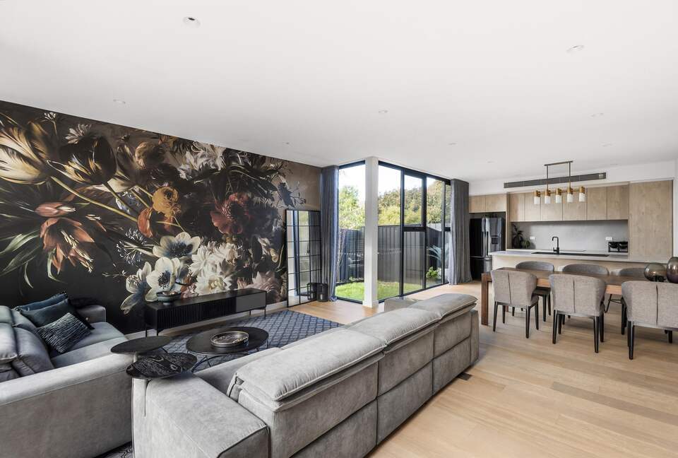 Upscale Four-Bedroom Designer Home in Prestigious Ivanhoe Village - Melbourne, Australia