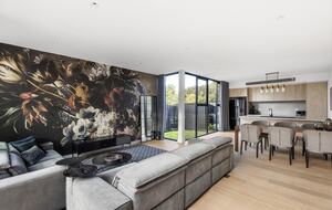 Upscale Four-Bedroom Designer Home in Prestigious Ivanhoe Village - Melbourne, Australia