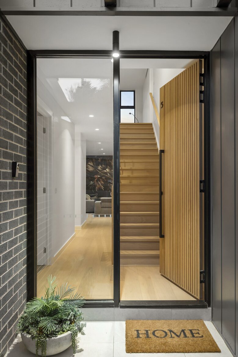 Upscale Four-Bedroom Designer Home in Prestigious Ivanhoe Village - Melbourne, Australia